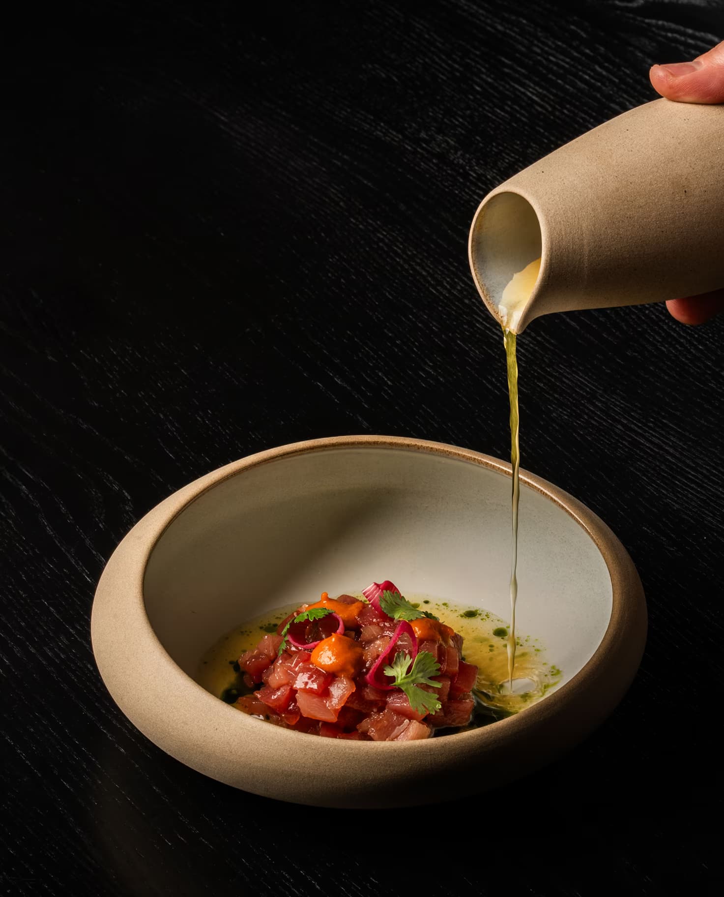 dos platos de comida y una botella de vino