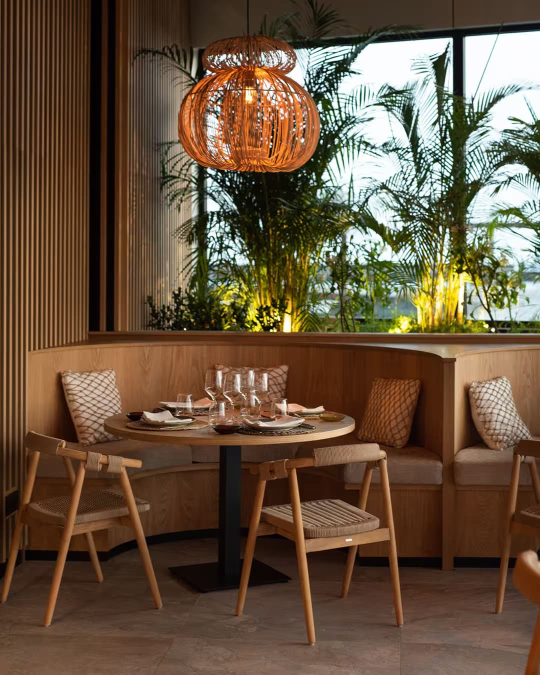 Mesa del comedor del restaurante Alarz en Arrecife